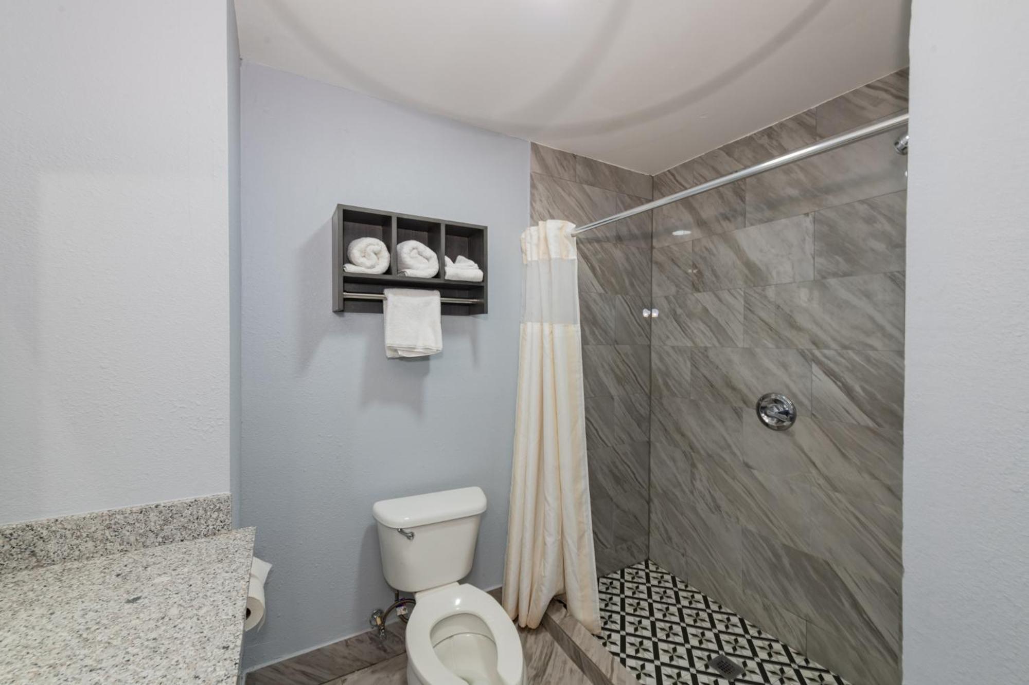 Jamestown Inn & Suites Riverdale Esterno foto