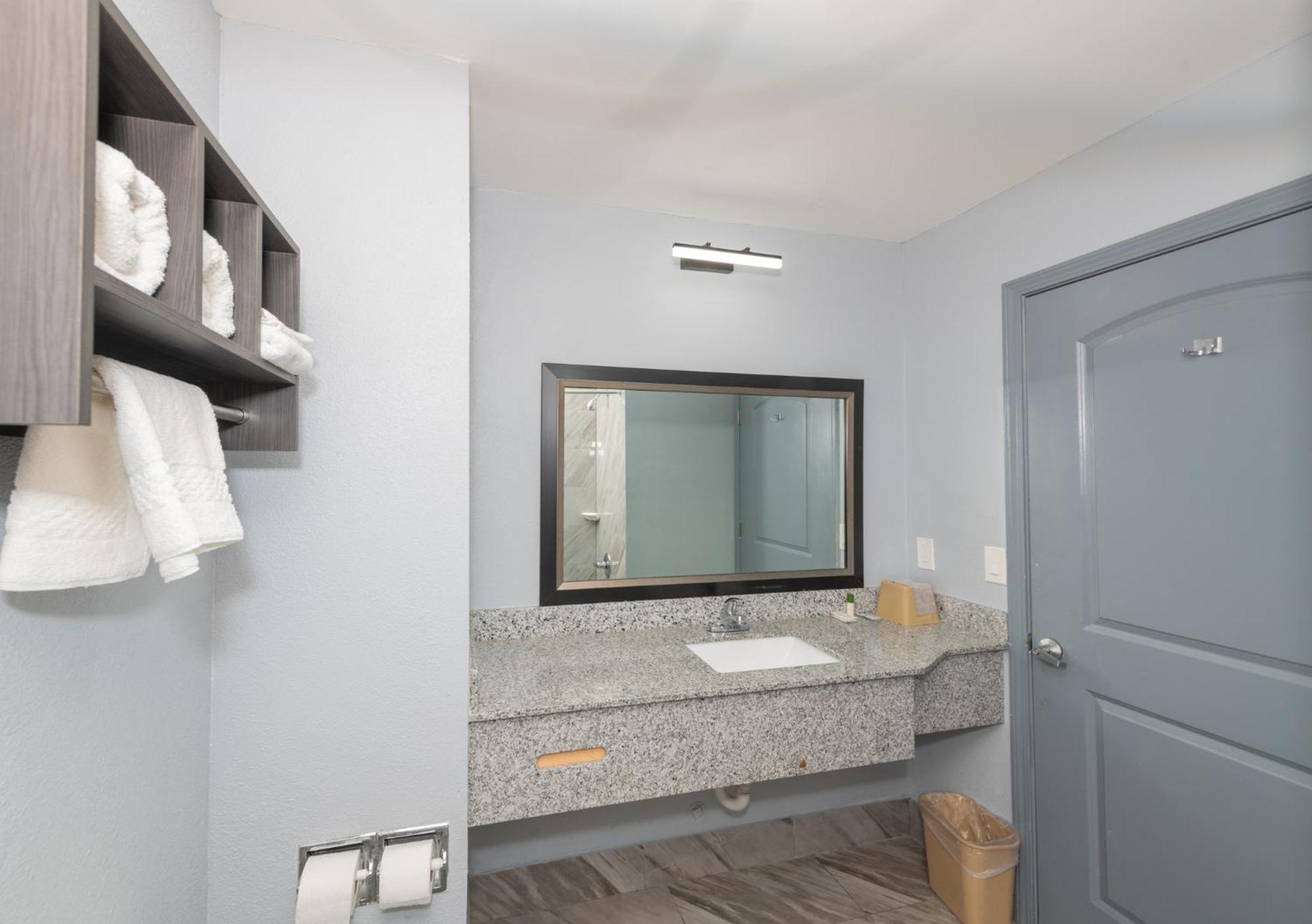 Jamestown Inn & Suites Riverdale Esterno foto