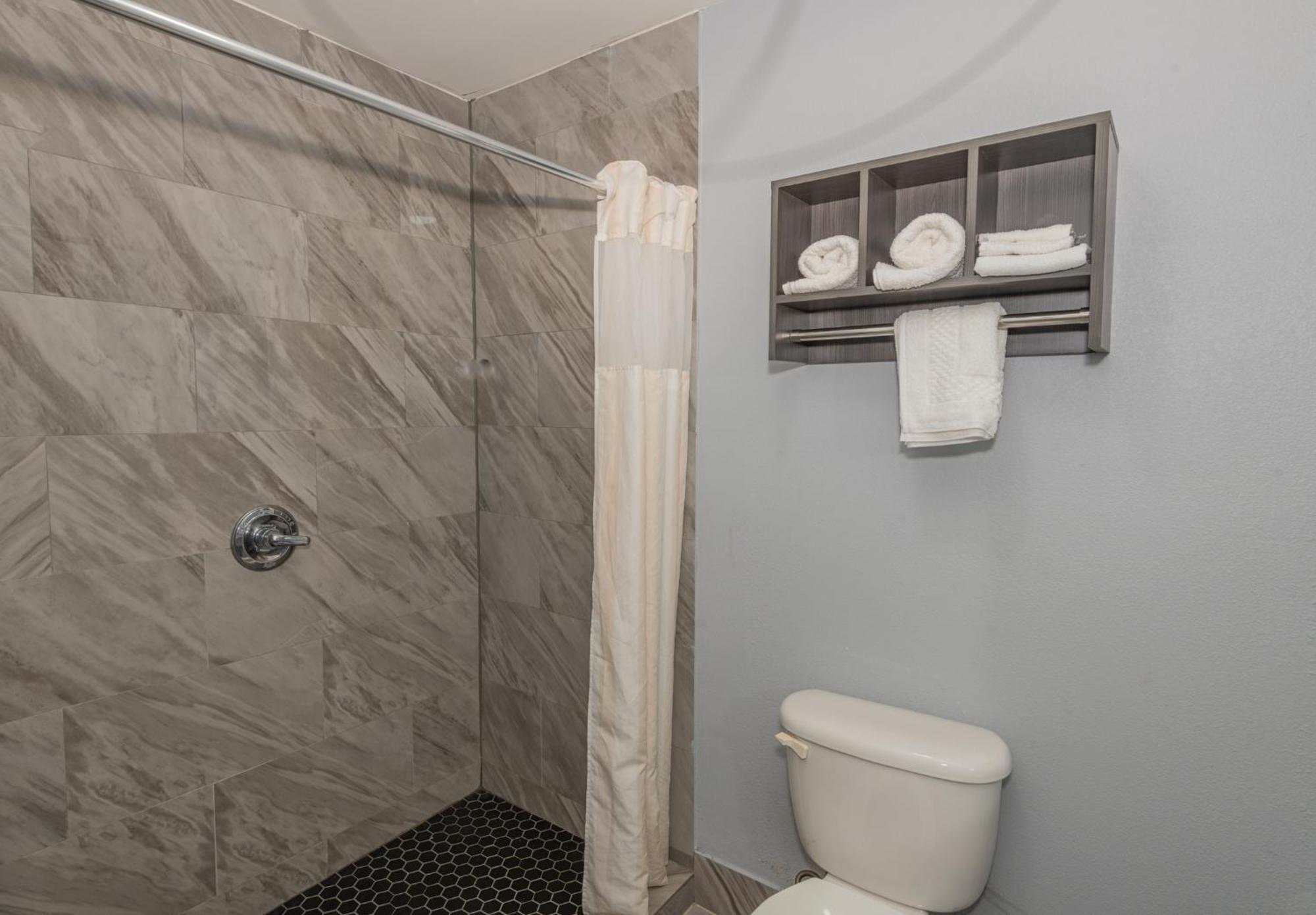 Jamestown Inn & Suites Riverdale Esterno foto