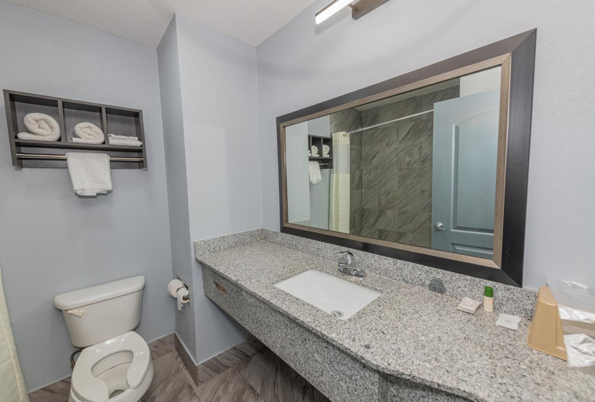 Jamestown Inn & Suites Riverdale Esterno foto